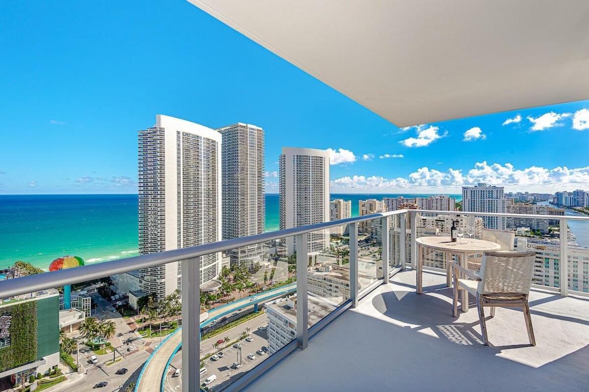 Wrap Around Balcony - Insane Views - Amazing Pools Apartment ฮอลลีวูด ภายนอก รูปภาพ