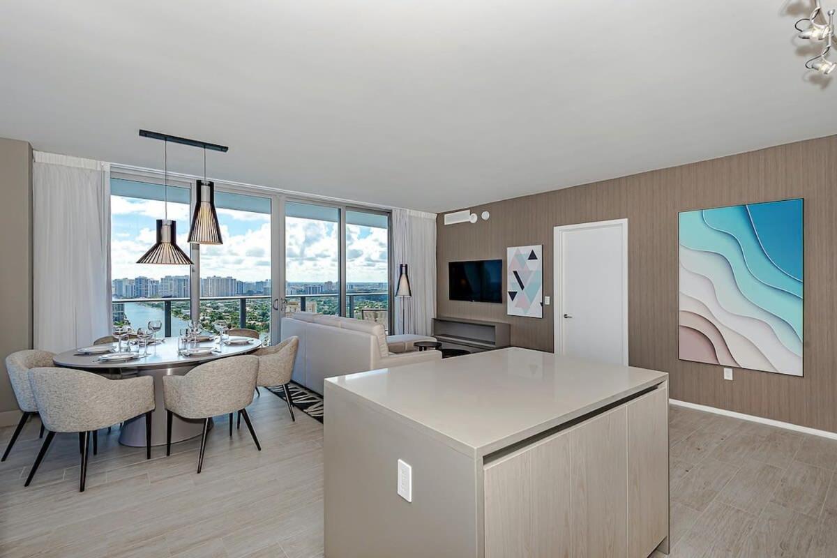 Wrap Around Balcony - Insane Views - Amazing Pools Apartment ฮอลลีวูด ภายนอก รูปภาพ