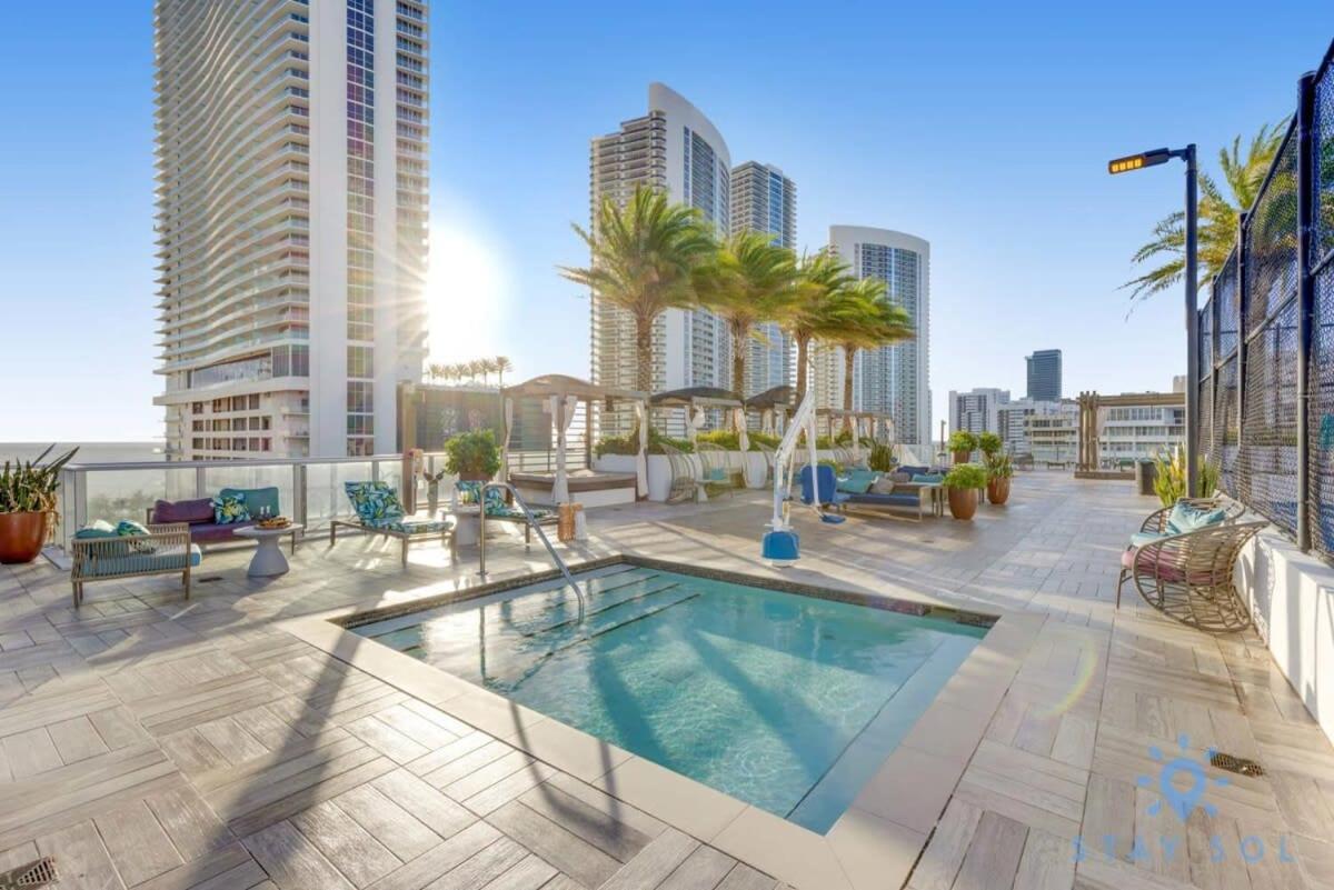 Wrap Around Balcony - Insane Views - Amazing Pools Apartment ฮอลลีวูด ภายนอก รูปภาพ