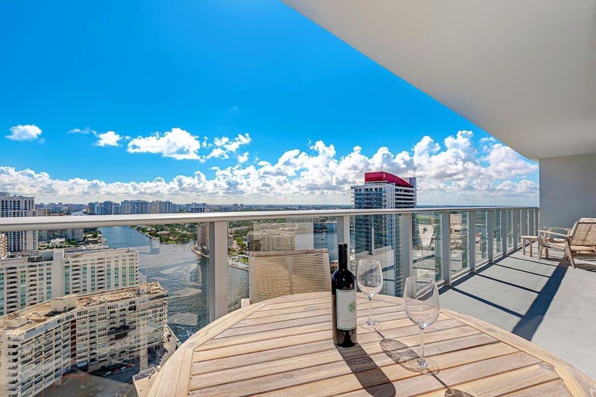 Wrap Around Balcony - Insane Views - Amazing Pools Apartment ฮอลลีวูด ภายนอก รูปภาพ