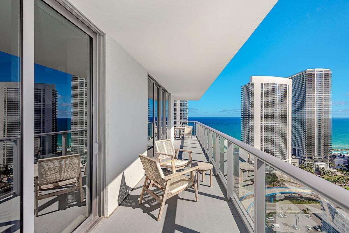 Wrap Around Balcony - Insane Views - Amazing Pools Apartment ฮอลลีวูด ภายนอก รูปภาพ