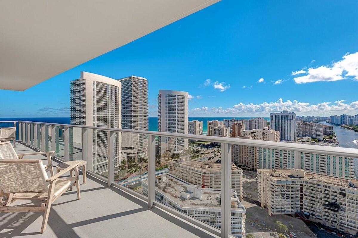 Wrap Around Balcony - Insane Views - Amazing Pools Apartment ฮอลลีวูด ภายนอก รูปภาพ