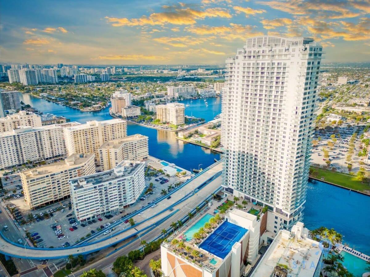 Wrap Around Balcony - Insane Views - Amazing Pools Apartment ฮอลลีวูด ภายนอก รูปภาพ